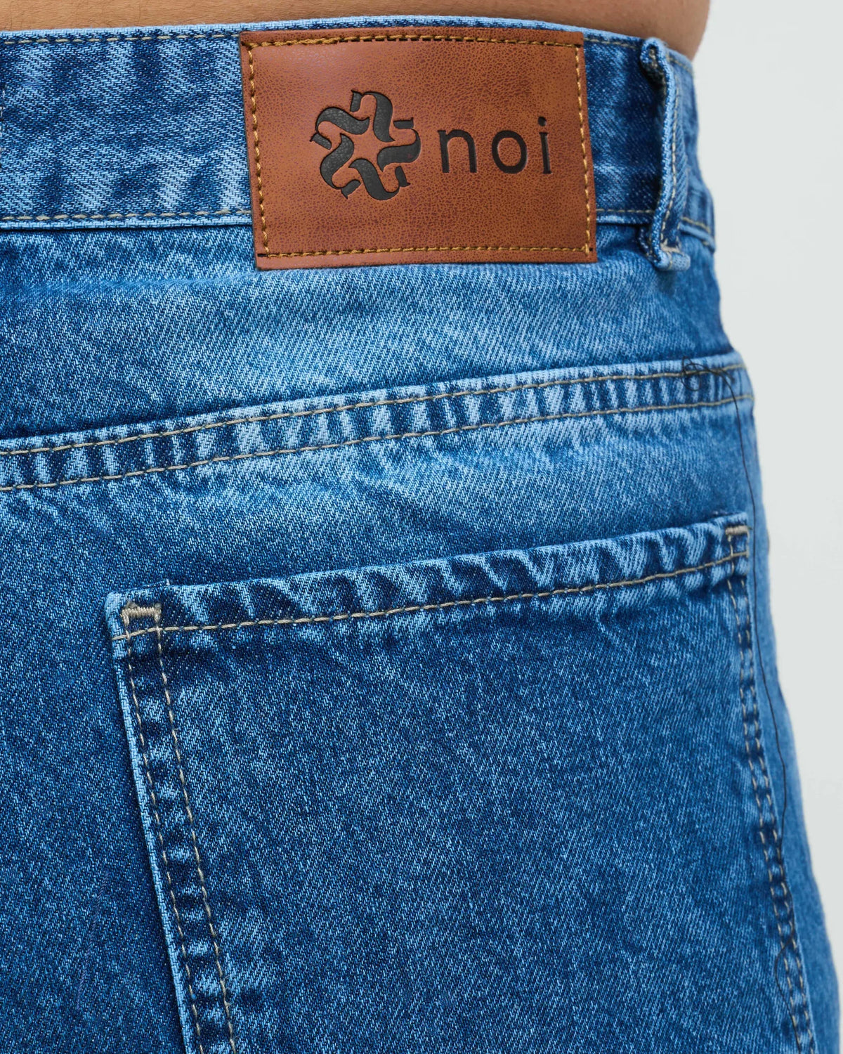 Mid-Wash Relaxed Denim Jeans detail view 3