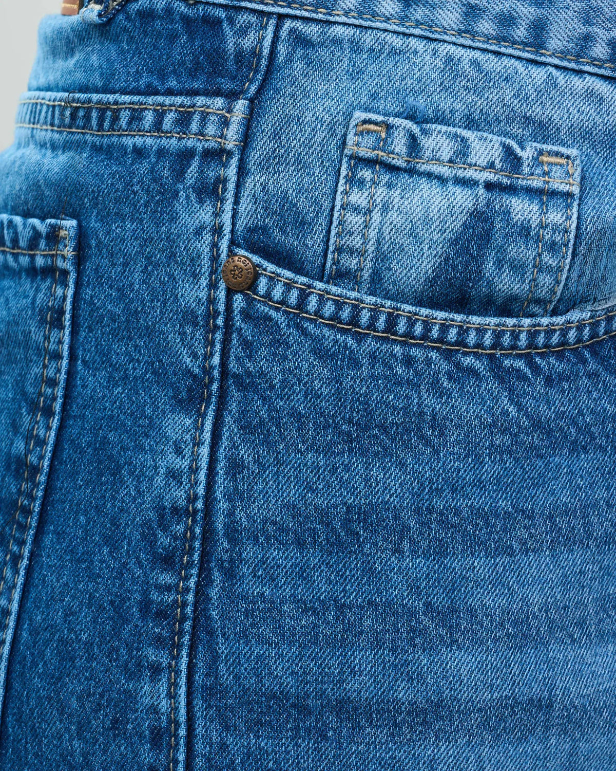Mid-Wash Relaxed Denim Jeans detail view 5